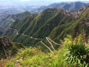 A vista do mirante para a estrada que serpenteia a serra