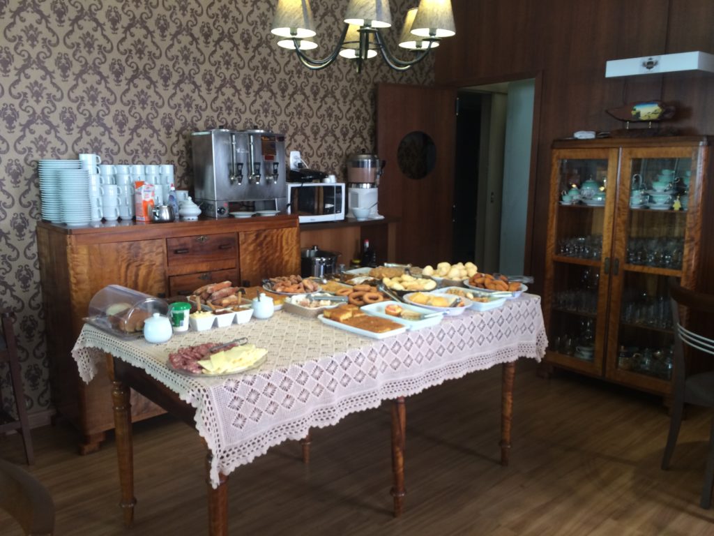 A senhorinha simpática nos avisou que ainda faltavam alguns pratos para completar a mesa!