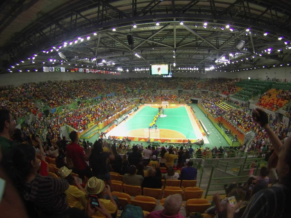 Handebol: BRA x Romênia! Jogão! Ah, deixa eu explicar o por quê de várias fotos serem de longe: demos um certo azar nos lugares! Tudo bem que em todos os jogos (exceto basquete e vôlei) compramos os ingressos mais baratos, então ficávamos nas piores categorias. Mas, ainda assim, em cada categoria tem os assentos mais pra cima e os mais pra baixo, e em todos os jogos pegamos os mais em cima, quase na última fileira, haha! As fotos melhores do post devo ao Lois e à Anissa, nossos amigos belgas que estavam conosco no Rio, que estavam em lugares bem melhores :) Tem agradecimento especial para eles no fim do post, hehe.