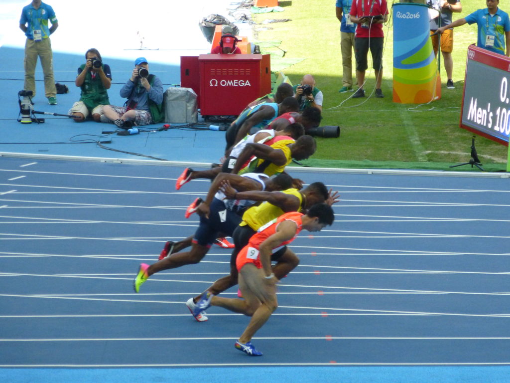 Vai Bolt! Ele ganhou, óbvio. Foi uma classificatória dos 100m! Ele é simpático e sabe que é bom (ficava dando tchauzinho pra delírio da torcida haha).