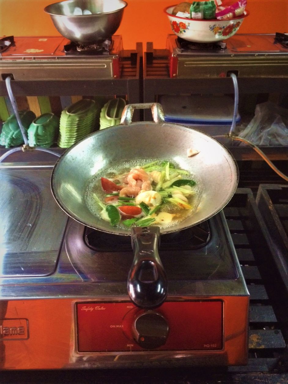 A sopa mais fácil do mundo! É só jogar tudo na wok e esperar o milagre acontecer, haha!