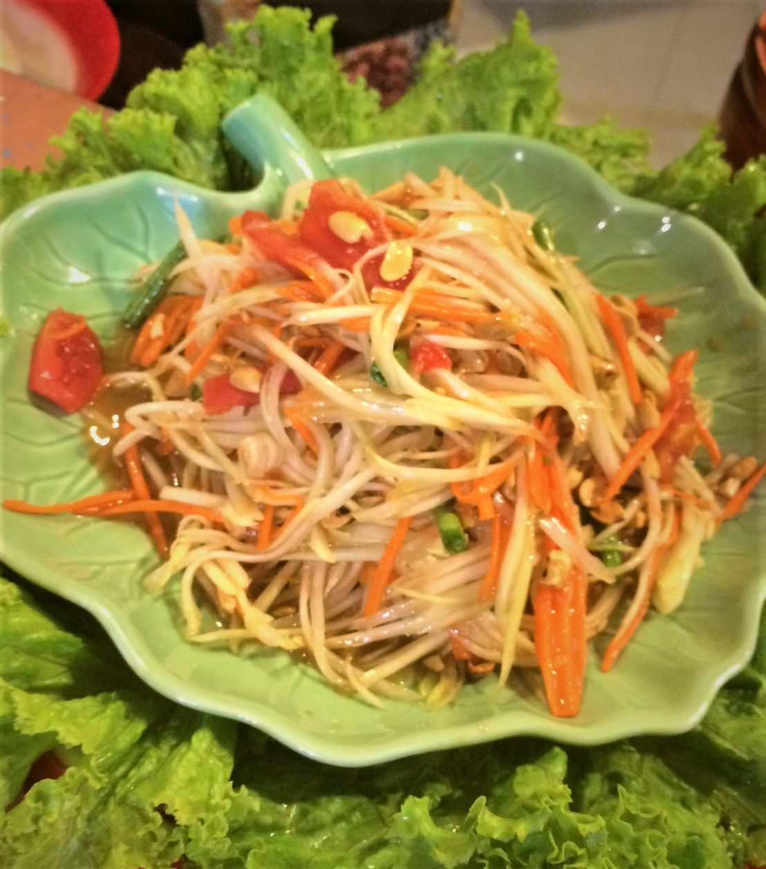 Papaya salad pronta! Foram só duas pimentinhas pequenas para esse tantão de salada e o negócio já ficou PODEROSO