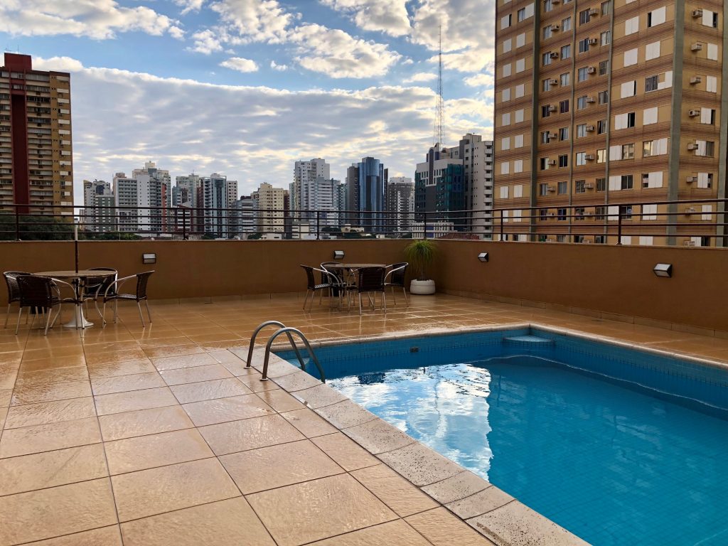 piscina hotel em Maringá