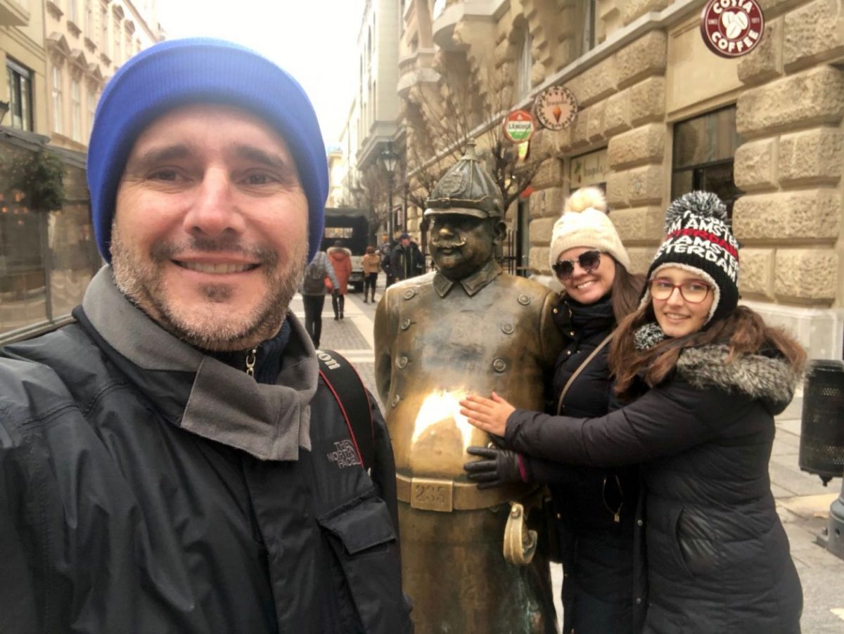 estatua policial gordinho budapeste