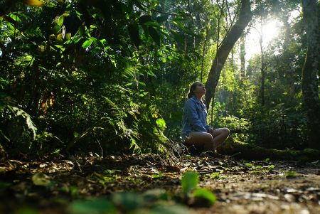 Mulher admirando a natureza no Parque das Aves, em Foz do Iguaçu
